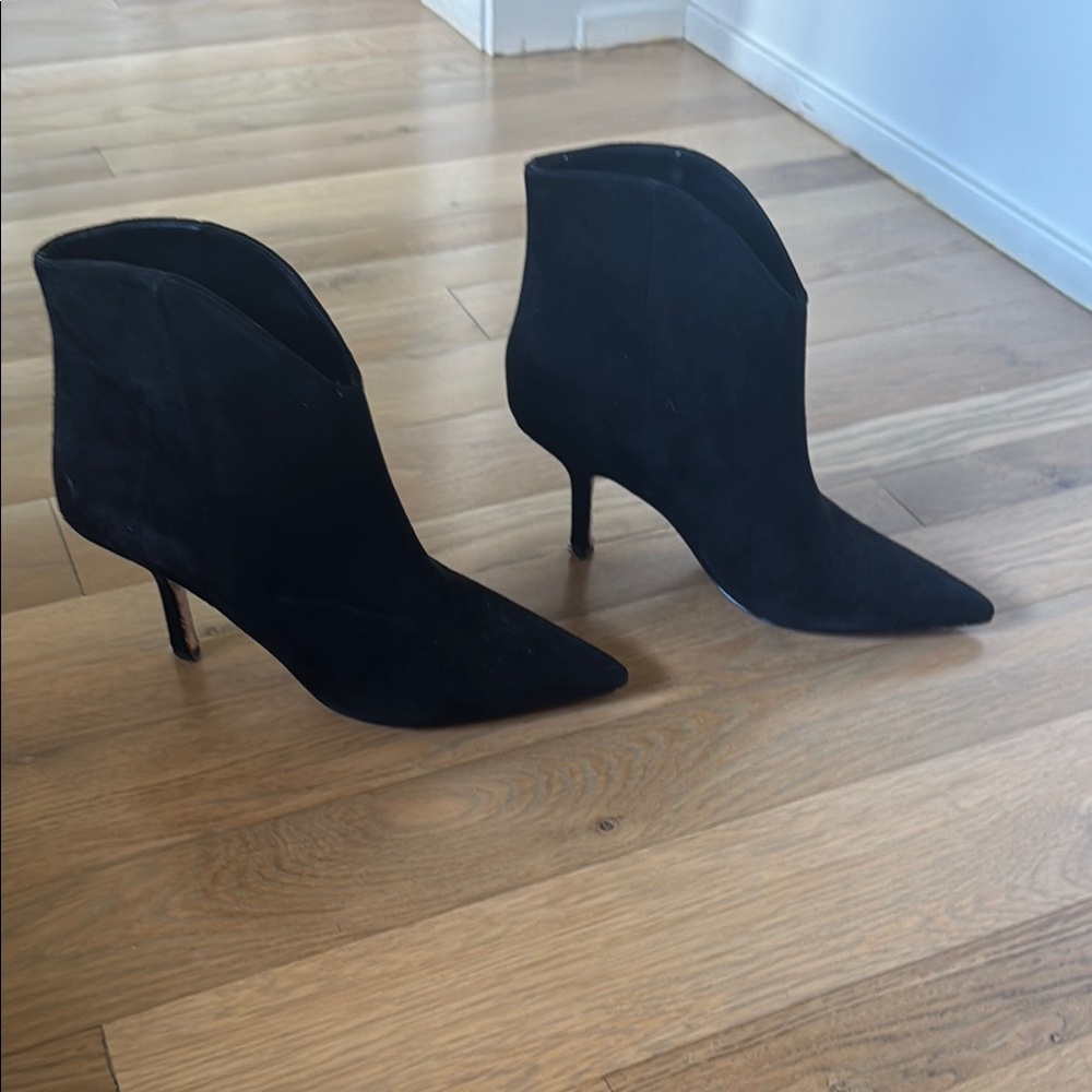 Marc Fisher Black Heeled Boots Sleek Minimalist Design